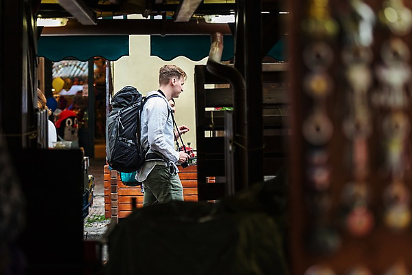 포토 JPG 주간 서양인 커플 여자 남자 여행 배낭 거리 대화 미소 사람 상반신 20대 성인 야외 두명 옆모습 걷기 카메라 공간 잡기 시장 배낭여행 프라하 성인만 하벨시장 국내포토 자연요소 외국인 뷰포인트 가방 관계 모션 표정 말하기 청년 전자제품 체코 파일형식