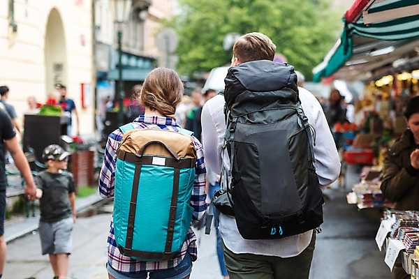 포토 JPG 주간 서양인 커플 여자 남자 어린이 여행 배낭 사람 여러명 상반신 20대 성인 야외 건물 앞모습 뒷모습 여행객 걷기 상점 맑음 시장 배낭여행 프라하 차양막 하벨시장 국내포토 자연요소 외국인 건축물 뷰포인트 다수 가방 관계 모션 날씨 청년 체코 차양 파일형식
