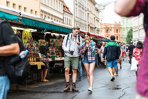 포토 JPG 주간 전신 서양인 커플 여자 남자 여행 과일 배낭 거리 대화 들기 사람 여러명 20대 성인 야외 건물 앞모습 옆모습 뒷모습 여행객 걷기 카메라 상점 맑음 잡기 시장 먹기 구경 배낭여행 프라하 블랙베리 하벨시장 국내포토 자연요소 외국인 건축물 뷰포인트 다수 가방 관계 모션 날씨 말하기 청년 전자제품 체코 파일형식