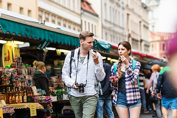 포토 JPG 주간 서양인 커플 응시 여자 남자 여행 과일 배낭 거리 대화 미소 들기 사람 여러명 상반신 20대 성인 야외 앞모습 옆모습 뒷모습 아웃포커스 여행객 걷기 카메라 상점 맑음 잡기 시장 먹기 배낭여행 프라하 하벨시장 국내포토 자연요소 외국인 시선 뷰포인트 다수 가방 관계 모션 날씨 촬영기법 표정 말하기 청년 전자제품 체코 파일형식