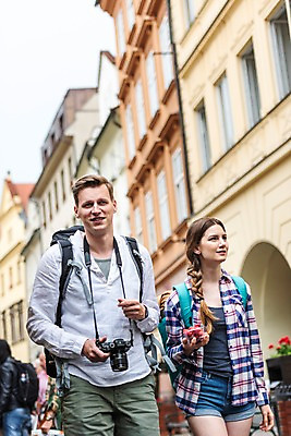 포토 JPG 주간 서양인 커플 응시 여자 남자 여행 과일 배낭 미소 들기 사람 상반신 20대 성인 야외 두명 건물 앞모습 아웃포커스 걷기 카메라 맑음 잡기 시장 배낭여행 프라하 성인만 하벨시장 국내포토 자연요소 외국인 건축물 시선 뷰포인트 가방 관계 모션 날씨 촬영기법 표정 청년 전자제품 체코 파일형식