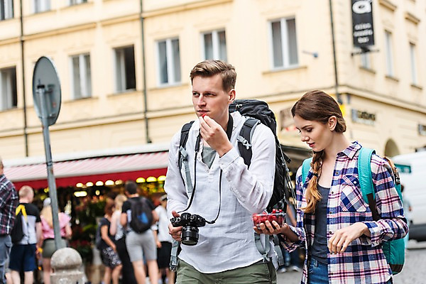 포토 JPG 주간 서양인 커플 응시 여자 남자 여행 과일 배낭 거리 들기 사람 여러명 상반신 20대 성인 야외 옆모습 뒷모습 아웃포커스 여행객 걷기 카메라 상점 맑음 잡기 시장 먹기 배낭여행 프라하 블랙베리 하벨시장 국내포토 자연요소 외국인 시선 뷰포인트 다수 가방 관계 모션 날씨 촬영기법 청년 전자제품 체코 파일형식