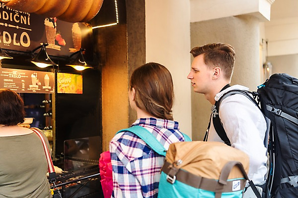 포토 JPG 주간 서양인 커플 응시 여자 남자 빵 여행 배낭 서기 사람 상반신 20대 성인 야외 옆모습 뒷모습 세명 상점 전통음식 기다림 시장 구매 배낭여행 메뉴판 주문 프라하 줄서기 하벨시장 국내포토 자연요소 외국인 전통 시선 음식 뷰포인트 가방 관계 모션 청년 쇼핑 체코 파일형식