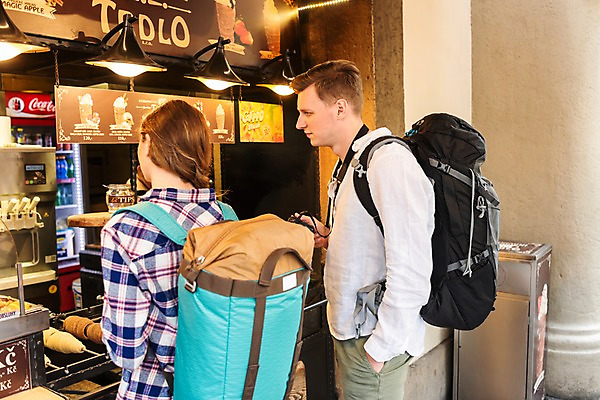 포토 JPG 주간 서양인 커플 응시 여자 남자 빵 여행 배낭 서기 사람 상반신 20대 성인 야외 두명 옆모습 뒷모습 상점 전통음식 시장 구매 배낭여행 주머니손 주문 프라하 성인만 하벨시장 뜨르들로 국내포토 자연요소 외국인 전통 시선 음식 뷰포인트 가방 관계 모션 청년 쇼핑 체코 파일형식