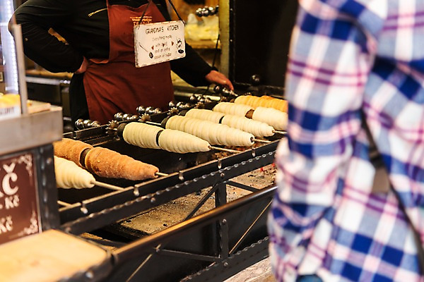 포토 JPG 주간 서양인 응시 여자 빵 서기 사람 근접촬영 상반신 20대 성인 야외 두명 앞모습 옆모습 상점 앞치마 전통음식 시장 굽기 프라하 하벨시장 뜨르들로 국내포토 자연요소 외국인 전통 시선 음식 뷰포인트 모션 청년 구이 체코 파일형식