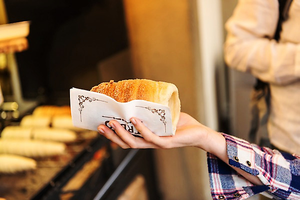 포토 JPG 손 커플 여자 남자 빵 실내 들기 사람 근접촬영 20대 성인 두명 신체부위 상점 전통음식 시장 구매 프라하 성인만 하벨시장 뜨르들로 국내포토 전통 음식 뷰포인트 관계 모션 청년 내부 쇼핑 체코 파일형식