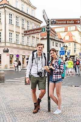 포토 JPG 주간 전신 서양인 커플 여자 남자 빵 여행 배낭 거리 서기 미소 들기 사람 여러명 20대 성인 야외 건물 앞모습 뒷모습 여행객 카메라 맑음 기댐 전통음식 표지판 시장 배낭여행 프라하 하벨시장 뜨르들로 국내포토 자연요소 외국인 전통 건축물 음식 뷰포인트 다수 가방 관계 모션 날씨 알림판 표정 청년 전자제품 체코 파일형식