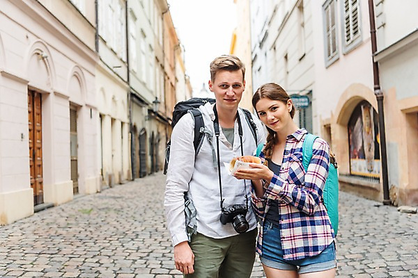 포토 JPG 주간 서양인 커플 응시 여자 남자 빵 여행 배낭 거리 서기 미소 들기 사람 상반신 20대 성인 야외 두명 건물 앞모습 카메라 맑음 원근감 전통음식 시장 배낭여행 프라하 성인만 하벨시장 뜨르들로 국내포토 자연요소 외국인 전통 건축물 시선 음식 뷰포인트 가방 관계 모션 날씨 표정 청년 전자제품 체코 파일형식