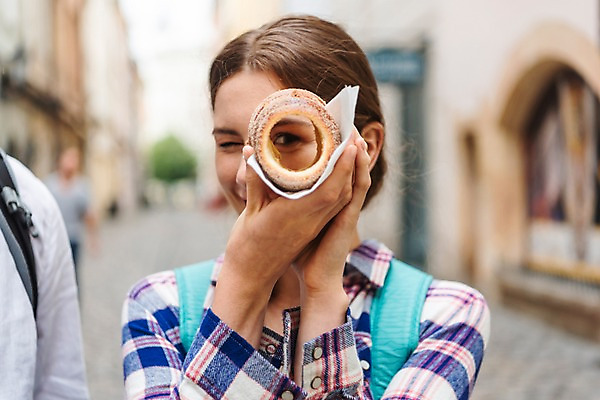 포토 JPG 주간 서양인 커플 응시 여자 남자 빵 장난 배낭 거리 들기 사람 상반신 20대 성인 야외 두명 건물 앞모습 아웃포커스 전통음식 구멍 시장 즐거움 프라하 성인만 하벨시장 뜨르들로 국내포토 자연요소 외국인 전통 건축물 시선 감정 음식 뷰포인트 가방 관계 모션 촬영기법 청년 체코 파일형식