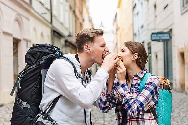 포토 JPG 주간 서양인 커플 응시 여자 남자 빵 여행 장난 배낭 거리 미소 사람 상반신 20대 성인 야외 두명 건물 옆모습 아웃포커스 마주보기 맑음 전통음식 시장 먹기 즐거움 배낭여행 프라하 성인만 하벨시장 뜨르들로 국내포토 자연요소 외국인 전통 건축물 시선 감정 음식 뷰포인트 가방 관계 모션 날씨 촬영기법 표정 청년 체코 파일형식