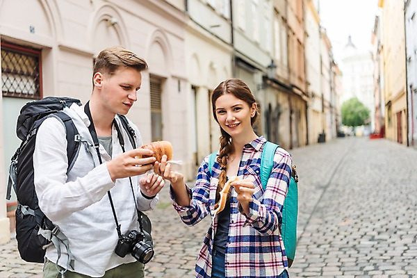 포토 JPG 주간 서양인 커플 응시 여자 남자 빵 여행 배낭 거리 미소 사람 상반신 20대 성인 야외 두명 건물 앞모습 맑음 원근감 전통음식 시장 먹기 배낭여행 프라하 성인만 하벨시장 뜨르들로 국내포토 자연요소 외국인 전통 건축물 시선 음식 뷰포인트 가방 관계 모션 날씨 표정 청년 체코 파일형식