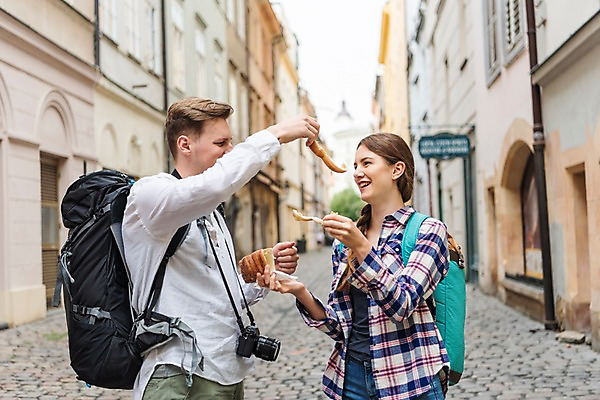 포토 JPG 주간 서양인 커플 응시 여자 남자 빵 여행 장난 배낭 거리 간판 미소 사람 상반신 20대 성인 야외 두명 건물 옆모습 마주보기 카메라 맑음 원근감 전통음식 시장 먹기 먹여주기 즐거움 배낭여행 프라하 성인만 하벨시장 뜨르들로 국내포토 자연요소 외국인 전통 건축물 시선 감정 음식 뷰포인트 가방 관계 모션 날씨 표정 청년 전자제품 체코 파일형식