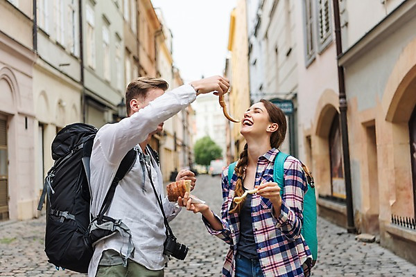 포토 JPG 주간 서양인 커플 여자 남자 빵 여행 장난 배낭 거리 웃음 사람 상반신 20대 성인 야외 두명 건물 앞모습 옆모습 카메라 맑음 원근감 전통음식 시장 먹기 먹여주기 즐거움 배낭여행 프라하 성인만 하벨시장 뜨르들로 국내포토 자연요소 외국인 전통 건축물 감정 음식 뷰포인트 가방 관계 모션 날씨 표정 청년 전자제품 체코 파일형식