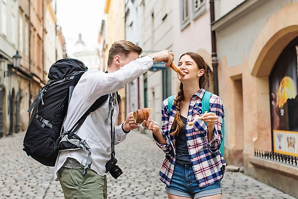 포토 JPG 주간 서양인 커플 여자 남자 빵 여행 배낭 거리 미소 사람 상반신 20대 성인 야외 두명 건물 앞모습 옆모습 카메라 맑음 원근감 전통음식 시장 먹여주기 즐거움 배낭여행 프라하 성인만 하벨시장 뜨르들로 국내포토 자연요소 외국인 전통 건축물 감정 음식 뷰포인트 가방 관계 날씨 표정 청년 전자제품 먹기 체코 파일형식