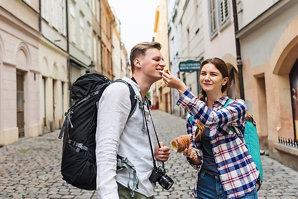 포토 JPG 주간 서양인 커플 여자 남자 빵 여행 배낭 거리 미소 사람 상반신 20대 성인 야외 두명 건물 앞모습 옆모습 카메라 맑음 원근감 전통음식 도시 시장 먹여주기 즐거움 배낭여행 프라하 성인만 하벨시장 뜨르들로 국내포토 자연요소 외국인 전통 건축물 감정 음식 뷰포인트 가방 관계 날씨 표정 청년 전자제품 먹기 체코 파일형식