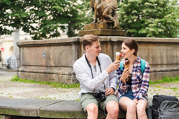 포토 JPG 주간 서양인 나무 커플 여자 남자 여행 장난 배낭 거리 미소 사람 앉기 상반신 20대 성인 야외 두명 앞모습 동상 조각상 마주보기 카메라 맑음 시장 먹기 즐거움 배낭여행 프라하 콘아이스크림 젤라또 성인만 하벨시장 국내포토 자연요소 외국인 식물 감정 뷰포인트 가방 관계 모션 날씨 아이스크림 디저트 표정 청년 전자제품 조형물 체코 기념물 파일형식