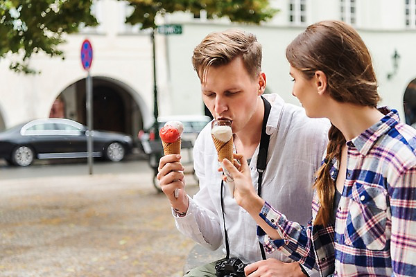 포토 JPG 주간 서양인 커플 여자 남자 여행 자동차 거리 들기 사람 앉기 상반신 20대 성인 야외 두명 건물 옆모습 카메라 맑음 나뭇가지 시장 먹기 배낭여행 프라하 콘아이스크림 젤라또 성인만 하벨시장 국내포토 자연요소 외국인 나무 건축물 육상교통 뷰포인트 관계 모션 날씨 아이스크림 디저트 청년 전자제품 체코 파일형식