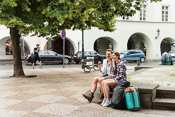 포토 JPG 주간 전신 서양인 나무 커플 응시 여자 남자 여행 배낭 자동차 거리 미소 사람 앉기 여러명 20대 성인 야외 건물 옆모습 맑음 보행자 시장 먹기 즐거움 배낭여행 프라하 콘아이스크림 젤라또 하벨시장 국내포토 자연요소 외국인 식물 건축물 시선 감정 육상교통 뷰포인트 다수 가방 관계 모션 날씨 아이스크림 디저트 표정 청년 체코 파일형식