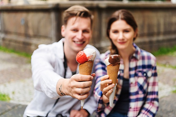 포토 JPG 주간 서양인 커플 응시 여자 남자 여행 거리 미소 들기 사람 앉기 상반신 20대 성인 야외 두명 앞모습 아웃포커스 맑음 시장 손내밀기 배낭여행 프라하 콘아이스크림 젤라또 성인만 하벨시장 국내포토 자연요소 외국인 시선 뷰포인트 관계 모션 날씨 아이스크림 디저트 촬영기법 표정 손짓 청년 체코 파일형식