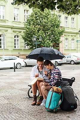 포토 JPG 주간 전신 서양인 나무 커플 여자 남자 음식 여행 벤치 우산 배낭 자동차 거리 미소 들기 사람 앉기 20대 성인 야외 두명 건물 옆모습 다정 비 시장 먹기 배낭여행 도시락 프라하 성인만 하벨시장 국내포토 자연요소 외국인 식물 건축물 육상교통 뷰포인트 컨셉 의자 가방 관계 모션 날씨 표정 청년 체코 파일형식