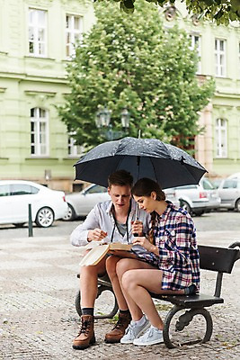 포토 JPG 주간 전신 서양인 나무 커플 여자 남자 음식 여행 벤치 우산 자동차 거리 들기 사람 앉기 20대 성인 야외 두명 건물 옆모습 아웃포커스 다정 비 시장 먹기 배낭여행 도시락 프라하 성인만 하벨시장 국내포토 자연요소 외국인 식물 건축물 육상교통 뷰포인트 컨셉 의자 관계 모션 날씨 촬영기법 청년 체코 파일형식