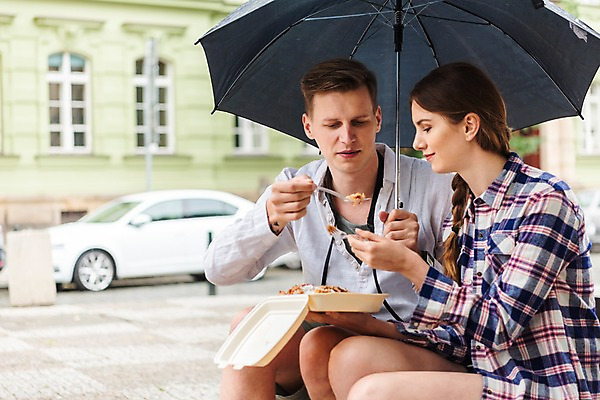 포토 JPG 주간 서양인 커플 여자 남자 음식 여행 포크 벤치 우산 자동차 거리 미소 들기 사람 앉기 상반신 20대 성인 야외 두명 건물 옆모습 아웃포커스 다정 비 시장 먹기 배낭여행 도시락 프라하 성인만 하벨시장 국내포토 자연요소 외국인 식기 건축물 육상교통 뷰포인트 컨셉 의자 관계 모션 날씨 촬영기법 표정 청년 체코 파일형식