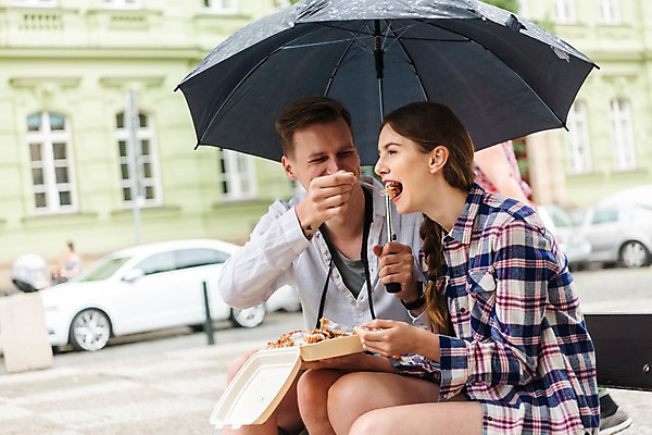 포토 JPG 주간 서양인 커플 여자 남자 음식 여행 포크 벤치 우산 자동차 거리 미소 들기 사람 앉기 상반신 20대 성인 야외 두명 건물 옆모습 아웃포커스 다정 비 시장 먹기 먹여주기 배낭여행 도시락 프라하 성인만 하벨시장 국내포토 자연요소 외국인 식기 건축물 육상교통 뷰포인트 컨셉 의자 관계 모션 날씨 촬영기법 표정 청년 체코 파일형식