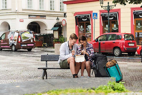 포토 JPG 주간 전신 서양인 커플 여자 남자 여행 포크 벤치 배낭 자동차 거리 미소 사람 앉기 20대 성인 야외 두명 건물 앞모습 상점 맑음 시장 먹기 즐거움 배낭여행 도시락 프라하 성인만 하벨시장 국내포토 자연요소 외국인 식기 건축물 감정 음식 육상교통 뷰포인트 의자 가방 관계 모션 날씨 표정 청년 체코 파일형식