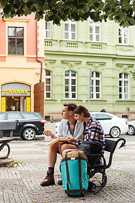 포토 JPG 주간 전신 서양인 나무 커플 여자 남자 음식 여행 벤치 배낭 자동차 거리 사람 앉기 20대 성인 야외 두명 건물 옆모습 맑음 시장 먹기 배낭여행 도시락 프라하 성인만 하벨시장 국내포토 자연요소 외국인 식물 건축물 육상교통 뷰포인트 의자 가방 관계 모션 날씨 청년 체코 파일형식