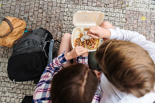 포토 JPG 주간 서양인 커플 여자 남자 음식 여행 포크 벤치 배낭 거리 사람 앉기 상반신 20대 성인 야외 두명 하이앵글 시장 먹기 배낭여행 도시락 프라하 성인만 하벨시장 국내포토 자연요소 외국인 식기 뷰포인트 의자 가방 관계 모션 청년 체코 파일형식