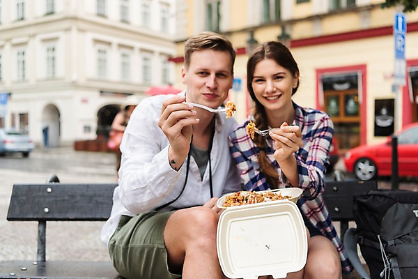 포토 JPG 주간 서양인 커플 응시 여자 남자 음식 여행 포크 벤치 배낭 자동차 거리 미소 들기 사람 앉기 상반신 20대 성인 야외 두명 건물 앞모습 아웃포커스 맑음 시장 배낭여행 도시락 프라하 성인만 하벨시장 국내포토 자연요소 외국인 식기 건축물 시선 육상교통 뷰포인트 의자 가방 관계 모션 날씨 촬영기법 표정 청년 체코 파일형식