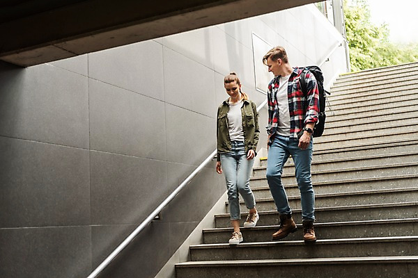 포토 JPG 전신 서양인 커플 응시 여자 남자 여행 배낭 실내 미소 사람 20대 성인 두명 앞모습 걷기 계단 하락 배낭여행 프라하 전철역 성인만 페트르지니역 국내포토 외국인 시선 뷰포인트 컨셉 가방 관계 모션 표정 청년 내부 역 체코 파일형식