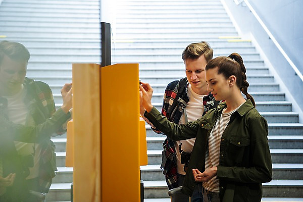 포토 JPG 서양인 커플 응시 여자 남자 여행 실내 사람 상반신 20대 성인 두명 옆모습 계단 동전 구매 배낭여행 프라하 전철역 넣기 지하철표 티켓박스 성인만 페트르지니역 국내포토 외국인 시선 뷰포인트 돈 관계 모션 청년 내부 쇼핑 상자 티켓 역 체코 파일형식