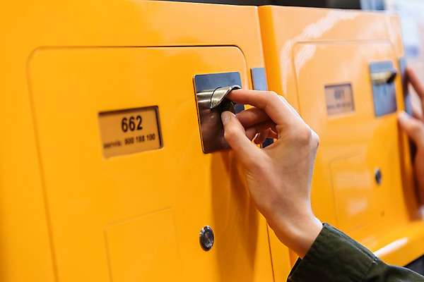 포토 JPG 손 여자 실내 한명 사람 근접촬영 20대 성인 신체부위 동전 구매 프라하 넣기 지하철표 티켓박스 페트르지니역 국내포토 1 뷰포인트 돈 모션 청년 내부 쇼핑 상자 티켓 역 체코 파일형식