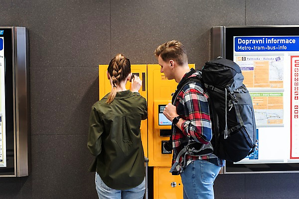 포토 JPG 서양인 커플 응시 여자 남자 여행 배낭 실내 서기 사람 상반신 20대 성인 두명 옆모습 뒷모습 동전 표지판 배낭여행 프라하 넣기 지하철표 티켓박스 성인만 페트르지니역 국내포토 외국인 시선 뷰포인트 돈 가방 관계 모션 알림판 청년 내부 상자 티켓 역 체코 파일형식