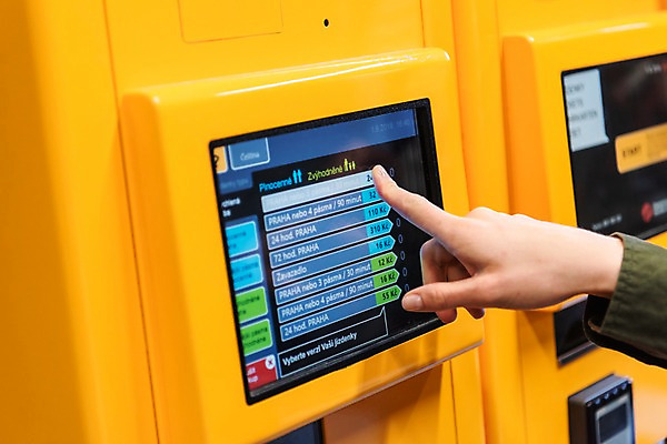 포토 JPG 손 여자 실내 한명 사람 근접촬영 20대 성인 신체부위 행선지 터치 선택 구매 프라하 지하철표 티켓박스 페트르지니역 국내포토 1 뷰포인트 컨셉 청년 내부 쇼핑 상자 티켓 역 체코 파일형식