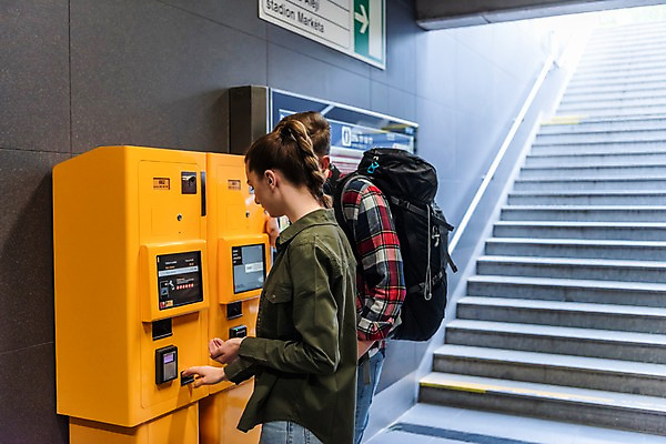 포토 JPG 서양인 커플 여자 남자 여행 배낭 실내 사람 상반신 20대 성인 두명 옆모습 계단 동전 배낭여행 프라하 전철역 넣기 지하철표 티켓박스 성인만 페트르지니역 국내포토 외국인 뷰포인트 돈 가방 관계 모션 청년 내부 상자 티켓 역 체코 파일형식