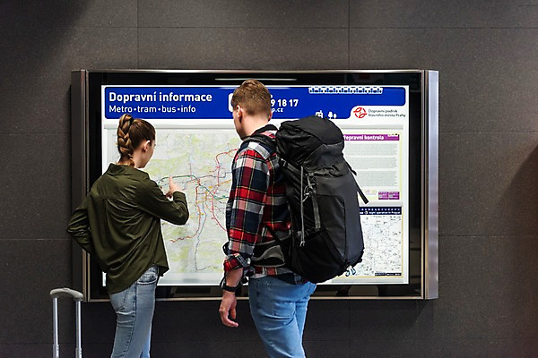 포토 JPG 서양인 커플 응시 여자 남자 여행 배낭 실내 서기 사람 상반신 20대 성인 두명 옆모습 캐리어 가리킴 배낭여행 프라하 전철역 성인만 지하철노선 페트르지니역 국내포토 외국인 시선 뷰포인트 가방 관계 모션 손짓 청년 내부 여행가방 전철 역 체코 파일형식