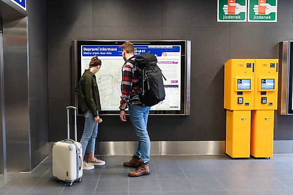 포토 JPG 전신 서양인 커플 응시 여자 남자 여행 배낭 실내 서기 사람 20대 성인 두명 옆모습 캐리어 배낭여행 프라하 전철역 지하철노선도 티켓박스 성인만 페트르지니역 국내포토 외국인 시선 뷰포인트 가방 관계 모션 청년 내부 상자 여행가방 역 체코 노선도 파일형식