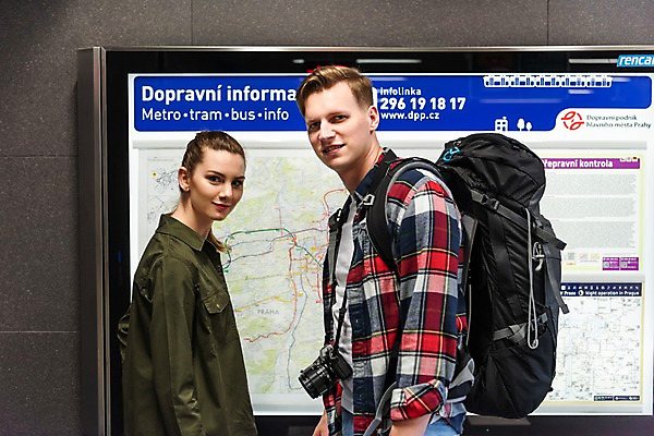 포토 JPG 서양인 커플 응시 여자 남자 여행 배낭 실내 서기 미소 사람 상반신 20대 성인 두명 옆모습 카메라 배낭여행 프라하 전철역 지하철노선도 성인만 페트르지니역 국내포토 외국인 시선 뷰포인트 가방 관계 모션 표정 청년 내부 전자제품 역 체코 노선도 파일형식
