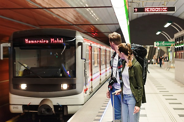 포토 JPG 서양인 커플 응시 여자 남자 여행 배낭 전등 실내 사람 상반신 20대 성인 두명 옆모습 카메라 캐리어 기다림 전철 배낭여행 프라하 전철역 성인만 페트르지니역 국내포토 외국인 시선 육상교통 뷰포인트 가방 관계 모션 조명 대중교통 청년 내부 전자제품 여행가방 역 체코 파일형식