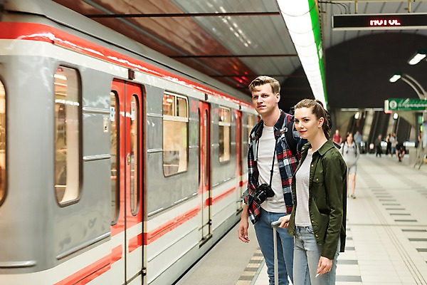 포토 JPG 서양인 커플 응시 여자 남자 여행 전등 실내 서기 사람 상반신 20대 성인 두명 옆모습 카메라 캐리어 기다림 전철 배낭여행 프라하 전철역 성인만 페트르지니역 국내포토 외국인 시선 육상교통 뷰포인트 관계 모션 조명 대중교통 청년 내부 전자제품 여행가방 역 체코 파일형식