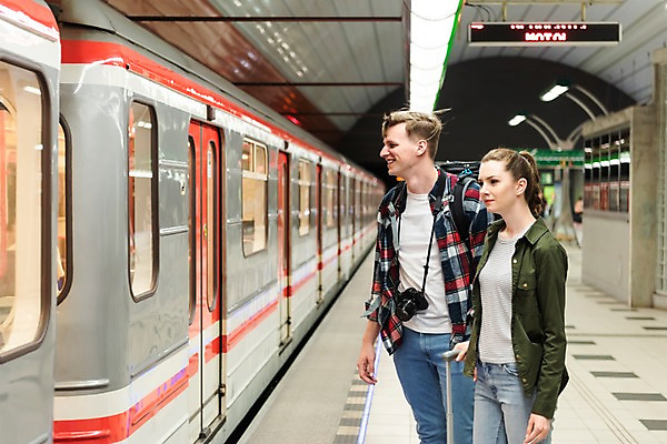 포토 JPG 서양인 커플 응시 여자 남자 여행 실내 서기 미소 사람 상반신 20대 성인 두명 옆모습 카메라 기다림 전철 배낭여행 프라하 전철역 성인만 페트르지니역 국내포토 외국인 시선 육상교통 뷰포인트 관계 모션 대중교통 표정 청년 내부 전자제품 역 체코 파일형식