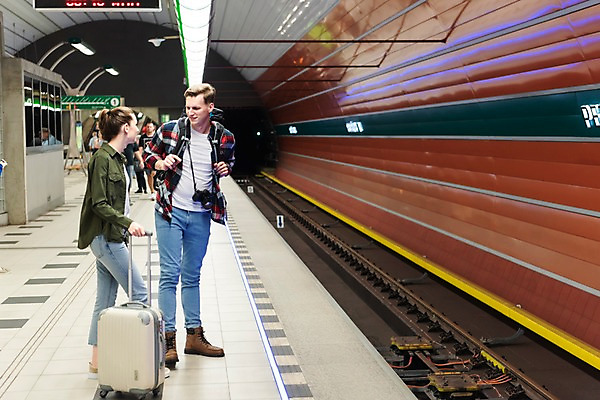 포토 JPG 전신 서양인 커플 여자 남자 여행 배낭 전등 실내 대화 서기 사람 여러명 20대 성인 옆모습 마주보기 카메라 캐리어 기다림 배낭여행 프라하 전철역 페트르지니역 국내포토 외국인 뷰포인트 다수 가방 관계 모션 조명 말하기 청년 내부 전자제품 여행가방 역 체코 파일형식