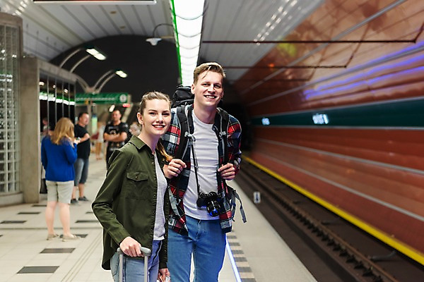 포토 JPG 서양인 커플 응시 여자 남자 여행 배낭 전등 실내 서기 미소 사람 여러명 상반신 20대 성인 앞모습 옆모습 뒷모습 카메라 캐리어 기다림 배낭여행 프라하 전철역 페트르지니역 국내포토 외국인 시선 뷰포인트 다수 가방 관계 모션 조명 표정 청년 내부 전자제품 여행가방 역 체코 파일형식