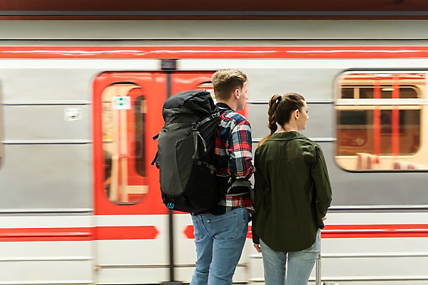 포토 JPG 서양인 커플 응시 여자 남자 여행 배낭 실내 서기 사람 상반신 20대 성인 두명 뒷모습 캐리어 기다림 전철 배낭여행 프라하 전철역 성인만 페트르지니역 국내포토 외국인 시선 육상교통 뷰포인트 가방 관계 모션 대중교통 청년 내부 여행가방 역 체코 파일형식