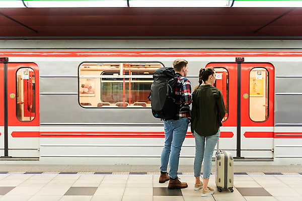 포토 JPG 전신 서양인 커플 응시 여자 남자 여행 배낭 전등 실내 서기 사람 20대 성인 두명 뒷모습 캐리어 기다림 전철 배낭여행 프라하 전철역 성인만 페트르지니역 국내포토 외국인 시선 육상교통 뷰포인트 가방 관계 모션 조명 대중교통 청년 내부 여행가방 역 체코 파일형식
