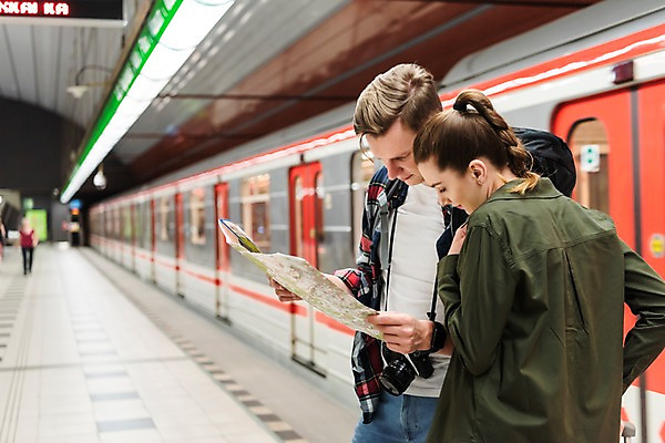포토 JPG 서양인 커플 응시 여자 남자 여행 지도 배낭 전등 실내 서기 들기 사람 상반신 20대 성인 두명 옆모습 아웃포커스 카메라 원근감 전철 배낭여행 프라하 전철역 성인만 페트르지니역 국내포토 외국인 시선 육상교통 뷰포인트 가방 관계 모션 조명 대중교통 촬영기법 청년 내부 전자제품 역 체코 파일형식