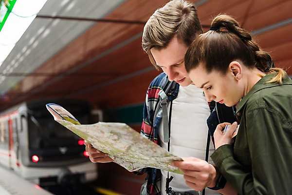 포토 JPG 서양인 커플 응시 여자 남자 여행 지도 전등 실내 서기 들기 사람 상반신 20대 성인 두명 옆모습 아웃포커스 카메라 전철 배낭여행 프라하 전철역 성인만 페트르지니역 국내포토 외국인 시선 육상교통 뷰포인트 관계 모션 조명 대중교통 촬영기법 청년 내부 전자제품 역 체코 파일형식