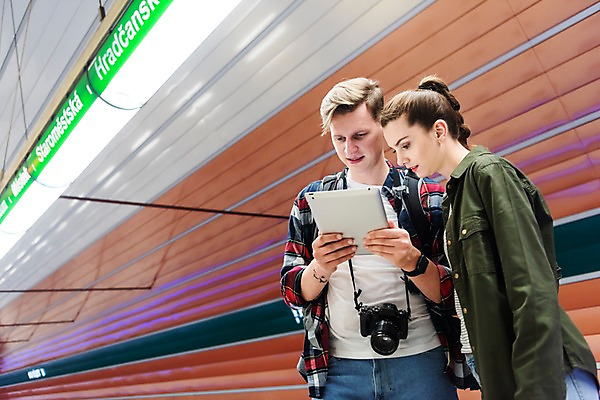 포토 JPG 서양인 커플 응시 여자 남자 여행 배낭 전등 실내 서기 들기 사람 상반신 20대 성인 두명 앞모습 옆모습 태블릿 카메라 배낭여행 검색 프라하 전철역 성인만 페트르지니역 국내포토 외국인 시선 뷰포인트 가방 관계 모션 조명 청년 내부 전자제품 스마트기기 역 체코 파일형식